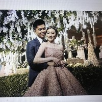 Dekorasi pesta pertunangan yang dibuat oleh Steve Decor begitu megah dengan tema Secret Garden atau taman rahasia. Ribuan bunga pun mempermanis lokasi pertunangan, mulai dari langit-langit hingga hiasan bunga di sepanjang lantai. Demi mengikuti tema, seluruh area pun dilapisi karpet rumput sintetis. Foto: dok. Screenshot Instagram @MorenoPhotography