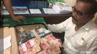 Dalam OTT itu, jaksa menemukan uang Rp 425 juta yang disimpan di dalam koper. (ist)