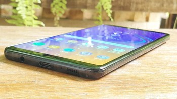 Samsung menyertakan port USB type C dan jack audio 3,5 mm. Foto: Adi Fida Rahman/detikINET