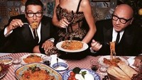 Tuh kan, lagi-lagi makan spaghetti bareng Dolce. Keduanya terlihat melahap spaghetti bolognaise dengan beberapa baguette dan premium mozzarella.Foto: Istimewa