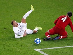 Seringnya Neymar dan pemain PSG lain jatuh, disebut Juergen Klopp berhasil merusak ritme permainan Liverpool. (REUTERS/Charles Platiau)