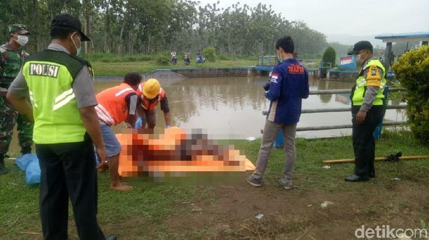 Saluran Air Mampat, Ternyata Ada Sesosok Mayat yang Menyumbat