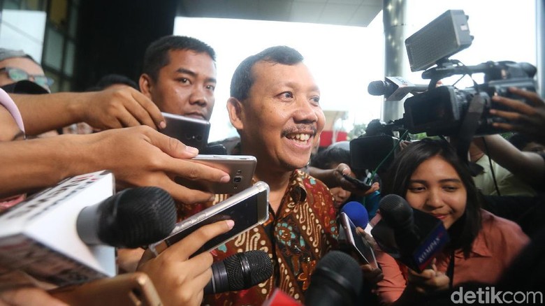 Sekda Jabar Kembali Disebut Terima Rp 1 M di Vonis Bupati Neneng Sekda Jabar Kembali Disebut Terima Rp 1 M di Vonis Bupati Neneng