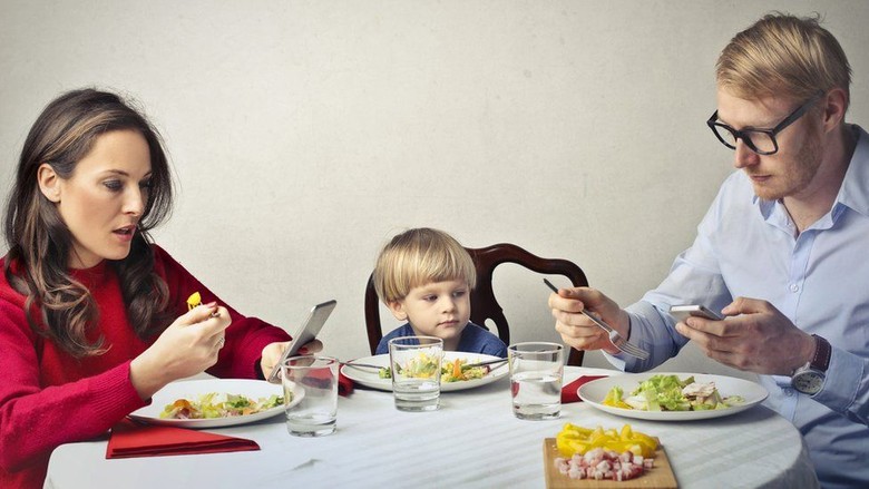 Di Resto Ini, Anak-anak Bisa Makan Gratis Asal Orangtua Titipkan HP Di Resto Ini, Anak-anak Bisa Makan Gratis Asal Orangtua Titipkan HP