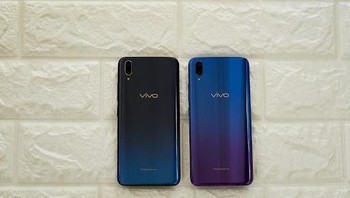 Warna gradasi sepertinya menjadi tren di 2018. Vivo V11 Pro pun menawarkan tampilan wah dengan warna gradasi dari hitam menjadi semi ungu yang menarik. Foto: Vivo
