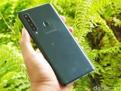 Unboxing Galaxy A9, Ponsel Empat Kamera Pertama di Dunia