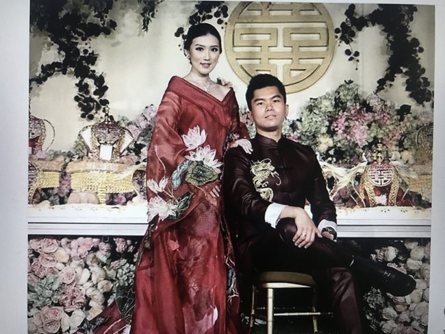 Pesta pertunangan sekaligus lamaran tradisional itu juga diselenggarakan dengan penuh khidmat di hadapan altar Buddha Gautama. Foto: dok. Screenshot Instagram @MorenoPhotography