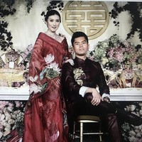 Pesta pertunangan sekaligus lamaran tradisional itu juga diselenggarakan dengan penuh khidmat di hadapan altar Buddha Gautama. Foto: dok. Screenshot Instagram @MorenoPhotography