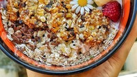 Dijadikan vegan bowl yang super sehat juga bisa, lho. Dipadu dengan yogurt, buah-buahan serta biji-bijian. Terbayang, kan rasanya? Foto: Instagram rached_yogi_tunisia