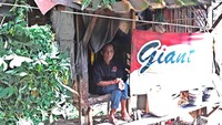 Selama puluhan tahun hidup di gubuk reyot, Pak Bunah tak pernah tersentuh bantuan pemerintah. Jangankan bantuan bedah rumah, sekadar makan pun ia harus menunggu balas kasihan dari orang lain. Bagaimana peran pemerintah setempat pak Bunah tinggal menyikapinya?