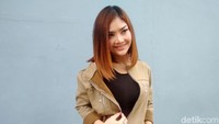 Keduanya merupakan sahabat lama dan baru bertemu kembali.
