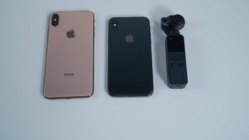 Perbandingan ukuran Osmo Pocket dengna iPhone. Foto: Dok. DJI