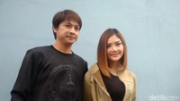 Irma Darmawangsa dan Aksay Abdillah saat ditemui di studio Trans TV, Kapten Tendean, Jakarta Selatan pada Kamis (29/11). 
