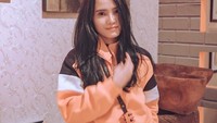 Adila Fitri memilih aliran rap sebagai gaya bermusiknya. Dara kelahiran Jakarta, 17 Maret 1995 ini juga eksis sebagai selebgram.  Foto: instagram @adilafitri