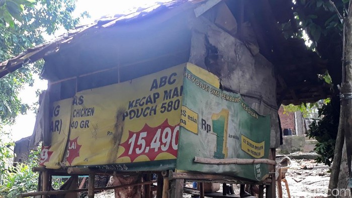 Pak Bunah tinggal di sebuah gubuk reyot di daerah Cilegon, Banten. Kakek 75 tahun itu pun telah puluhan tahun hidup dalam kondisi yang memprihatinkan.