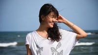Bagi Sirin, laut adalah obat untuk meredakan stress. Lihat senyumnya yang tampak lepas dan bahagia (Instagram/@sirinlily)  