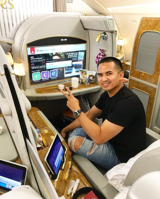 Tidak ada jet pribadi, pesawat komersil pun jadi. Asalkan First Class. (Foto: Instagram/@faisalnasimuddin)
