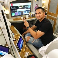 Tidak ada jet pribadi, pesawat komersil pun jadi. Asalkan First Class. (Foto: Instagram/@faisalnasimuddin)