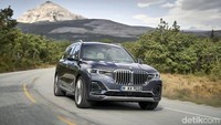 Mobil pertama adalah SUV dengan grille super besar, BMW X7. X7 melengkapi varian mobil SUV yang selama ini dimiliki BMW. X7 merupakan SUV paling mahal BMW. Foto: BMW