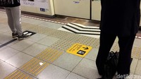 Antrean di stasiun dilakukan dengan tertib sesuai dengan tanda yang sudah terpasang di stasiun.
