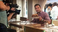 Ini pose tampannya, saat menunjukkan burger yang dibuatnya. Duh, tak heran ia mendapatkan gelar chef paling tampan di Amerika. Foto: Instagram @michaelchernow