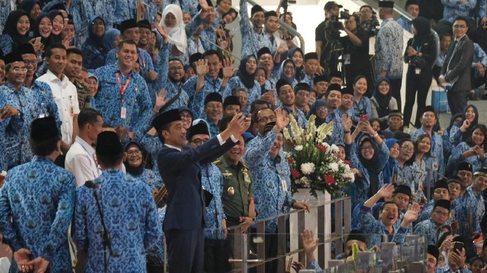 Jokowi Ajak Selfie Peserta HUT Korpri di Istora Senayan