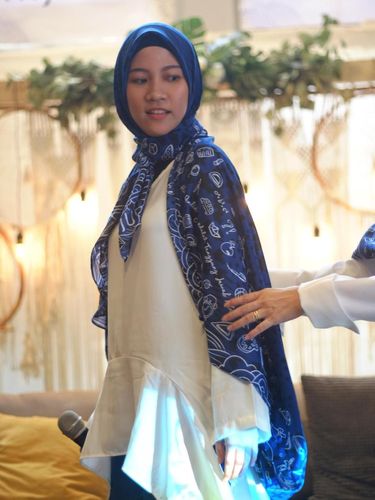 Tiga Langkah Mudah Jadikan Scarf Sebagai Outer