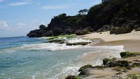Tidak ada biaya masuk kawasan pantai, kapanpun dam siapapun bisa datang ke sini. Namun biasanya traveler yang datang hanya dikenakan biaya parkir saja. (Syanti/detikTravel)