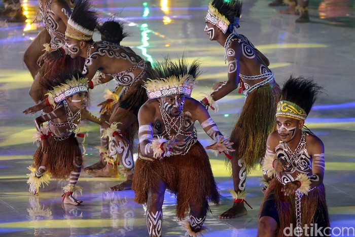 Pertunjukan seni budaya memeriahkan HUT ke-47 Korpri di Istora Senayan, Jakarta, Kamis (29/11/2018). Salah satunya adalah tarian asal Papua.