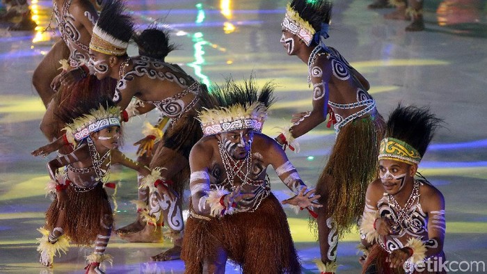 Pertunjukan seni budaya memeriahkan HUT ke-47 Korpri di Istora Senayan, Jakarta, Kamis (29/11/2018). Salah satunya adalah tarian asal Papua.