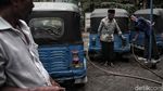 Wajah Lesu Para Sopir Bajaj Antre BBG