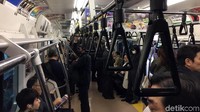 Di dalam kereta pun, meski dalam kondisi yang padat, para penumpang tetap bisa berdiri dan duduk dengan tertib.
