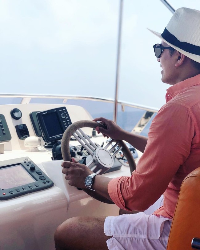 Bukan cuma mobil, Faisal juga lihai mengendarai perahu pesiar alias yacht. (Foto: Instagram/@faisalnasimuddin)