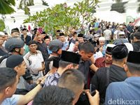 Air Mata Zumi Zola di Pusara Ayahanda