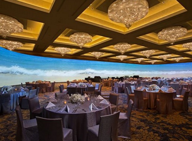 Grand Ballroom Hotel Mulia yang rencananya menjadi lokasi pernikahan Crazy Rich Surabayan, Jusup dan Clarissa begitu mewah dengan lampu kristal besar berjajar di atasnya dan mampu menampung lebih dari 5 ribu tamu. Kemewahan tak hanya sampai pada interior, ruangan ini juga dikelilingi layar proyektor 180 derajat demi memberi nuansa berbeda saat Anda di dalamnya. Mulai dari suasana laut, hutan, taman atau apapun, Anda bisa merasa dekat dengan alam walau di luar tengah hujan sekalipun. Foto: dok. The Mulia Bali