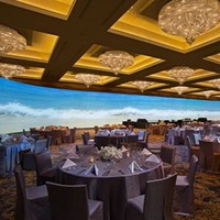 Grand Ballroom Hotel Mulia yang rencananya menjadi lokasi pernikahan Crazy Rich Surabayan, Jusup dan Clarissa begitu mewah dengan lampu kristal besar berjajar di atasnya dan mampu menampung lebih dari 5 ribu tamu. Kemewahan tak hanya sampai pada interior, ruangan ini juga dikelilingi layar proyektor 180 derajat demi memberi nuansa berbeda saat Anda di dalamnya. Mulai dari suasana laut, hutan, taman atau apapun, Anda bisa merasa dekat dengan alam walau di luar tengah hujan sekalipun. Foto: dok. The Mulia Bali