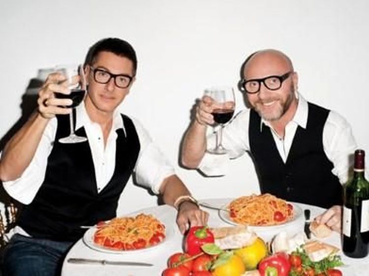 Dolce & Gabbana Diprotes Warga China, Begini Pose Stefano Gabbana Saat Makan Pasta