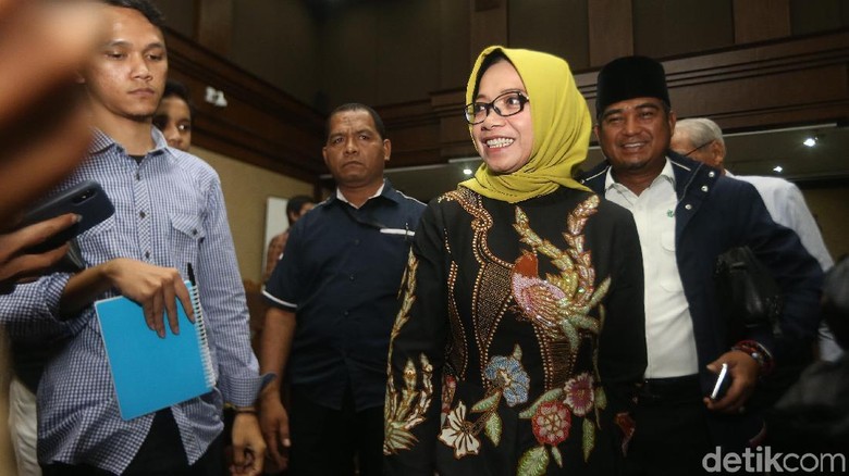Siasat Suap untuk Eni Saragih: Cek Rp 2 M hingga Duit dalam Keresek Siasat Suap untuk Eni Saragih: Cek Rp 2 M hingga Duit dalam Keresek