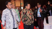 OSO didampingi Ketua Dewan Pembina Apdesi Ahmad Muqawwam saat tiba di acara Workshop dan Silaturahmi Nasional Pemerintah Desa seluruh Indonesia bertema Membangun Indonesia dari Desa.