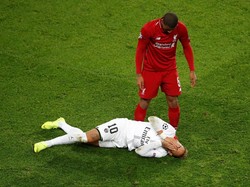 Neymar mengerang kesakitan sementara Georginio Wijnaldum mengamatinya dari dekat (REUTERS/Charles Platiau)