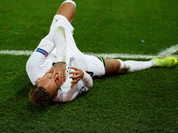 Salah satu dari beberapa momen Neymar jatuh di lapangan dan mengerang kesakitan sambil memegang wajahnya (Reuters/Andrew Boyers)