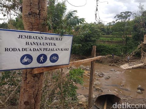 Jembatan Darurat Antarkecamatan Ambrol Diterjang Lahar Bromo