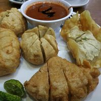 Gurih Renyah, Batagor Kenyal dengan Siraman Saus Kacang yang Kental