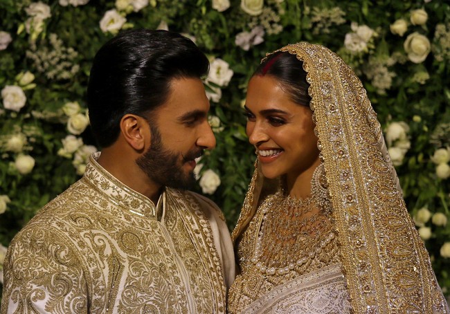 Kemeriahan pernikahan Deepika Padukone dan Ranveer Singh tidak berakhir di Lake Como, Italia. Setelah melangsungkan pernikahan dengan dua prosesi adat, keduanya melanjutkan kemeriahan dalam resepsi megah di Mumbai, India, Rabu (28/11/2018) silam. Foto: REUTERS/Francis Mascarenhas