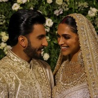 Kemeriahan pernikahan Deepika Padukone dan Ranveer Singh tidak berakhir di Lake Como, Italia. Setelah melangsungkan pernikahan dengan dua prosesi adat, keduanya melanjutkan kemeriahan dalam resepsi megah di Mumbai, India, Rabu (28/11/2018) silam. Foto: REUTERS/Francis Mascarenhas