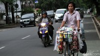 Jalur khusus ini dibuat untuk memberikan rasa nyaman para pengendara sepeda.