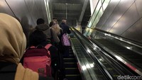 Meski ada banyak jadwal kedatangan kereta di stasiun, namun orang Jepang juga sangat menghargai waktu.