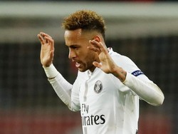 Neymar menunjukkan dua wajah saat membantu PSG mengandaskan Liverpool 2-1 di Liga Champions.  (Reuters/Andrew Boyers)