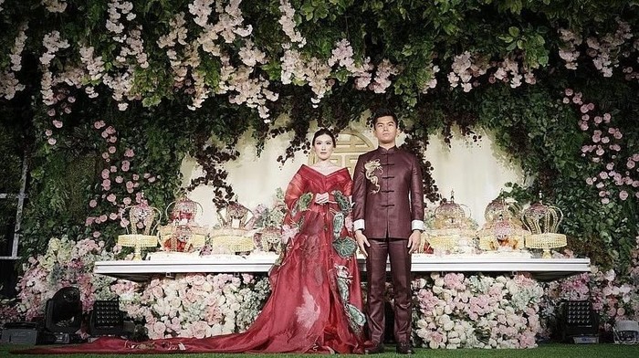 Pasangan Crazy Rich Surabayan. (Foto: Instagram @jusupclarissawed) Pasangan Crazy Rich Surabayan. (Foto: Instagram @jusupclarissawed)
