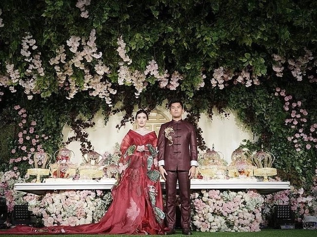 Apakah ada pengamanan khusus untuk pesta pernikahan ini? Masalah pengamanan adalah SOP dari Polda Bali untuk mengamankan tamu-tamu asing. Saya tidak mencampuri prosedur tamu asing. Kita mohon perlindungan karena tamu kita 60 persen dari luar negeri. Itu SOP Polda saya kurang tahu, jelas Rendra. (Foto: Instagram @jusupclarissawed)